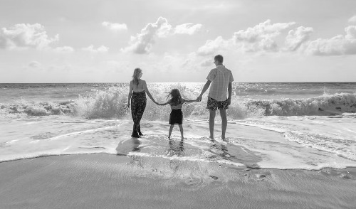 About FEGLI ; image: family on the beach